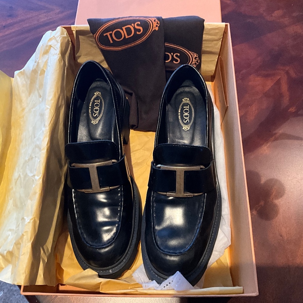 TOD’S Black Leather Lugg Sole Loafer in Size 9 with Gold Buckle